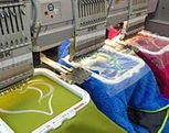 Machinen bei der Arbeit für Textilbestickung in Tirol
